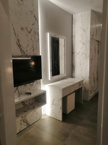 a white room with a mirror and a table at غرفة فاخرة مع دورة مياه ومطبخ بحي الضاحية in Arar