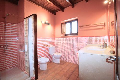 a bathroom with a toilet and a sink and a shower at Casa del Río by SIERRA VIVA in La Nava