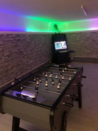 a pool table in a room with a tv at Villa del catalunya in Perpignan