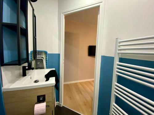 une salle de bain avec un lavabo et un miroir dans l'établissement Appartement rempli de douceur - 350, à Rouen