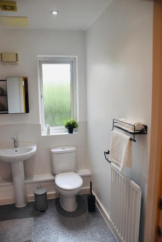 Ένα μπάνιο στο Luxurious & Spacious 2 bed Apartment in Milton Keynes