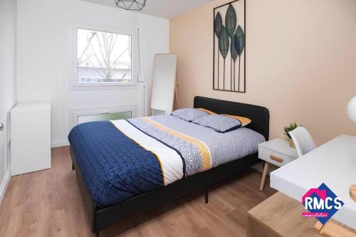 une chambre avec un lit avec une couette bleue dans l'établissement Île Lacroix Appart spacieux et lumineux Rouen 