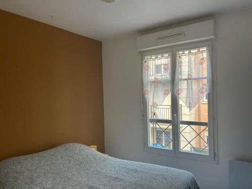 une chambre avec un lit et une fenêtre dans l'établissement PARIS/DISNEY 50m2 - 10min de Disney - L'Aviateur, à Bussy-Saint-Georges