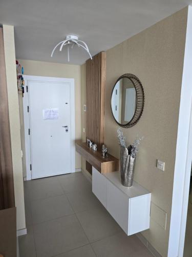 łazienka z lustrem i białą szafką w obiekcie Best Stupa Hills JM, magnífico apartamento y vistas w mieście Benalmádena