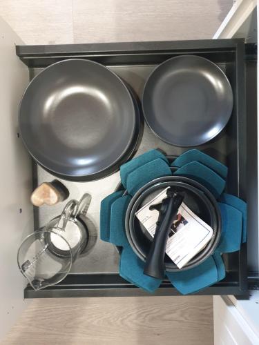 - un plateau avec des assiettes et des casseroles ainsi qu'un téléphone portable dans l'établissement L'appartement du 71 C, à Niort