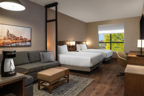 Кровать или кровати в номере Hyatt Place Nashville/Green Hills