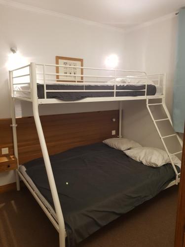 deux lits superposés dans une chambre avec un lit dans l'établissement Le Chalet d'Orciéres, à Orcières