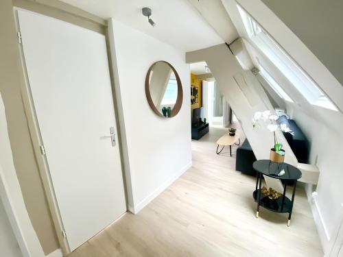 un couloir avec une porte blanche et un miroir dans l'établissement Saint Romain 3, à Rouen