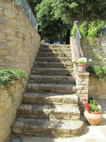 a set of stone stairs next to a stone wall at Agriturismo Borghetto Il Montino in Rapolano Terme