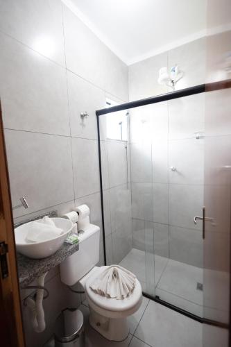 a bathroom with a toilet and a sink and a shower at Pousada Mirante das Estancias in Águas de Lindóia