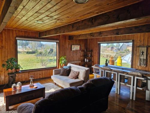 プエルトモントにあるMi refugio ruralのソファとテーブルのあるリビングルーム
