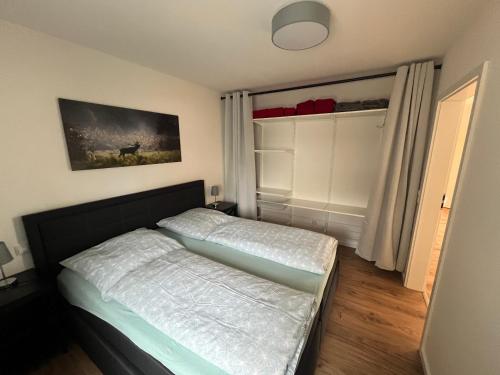 - une petite chambre avec un lit et un placard dans l'établissement Al Backstuff, à Hambuch