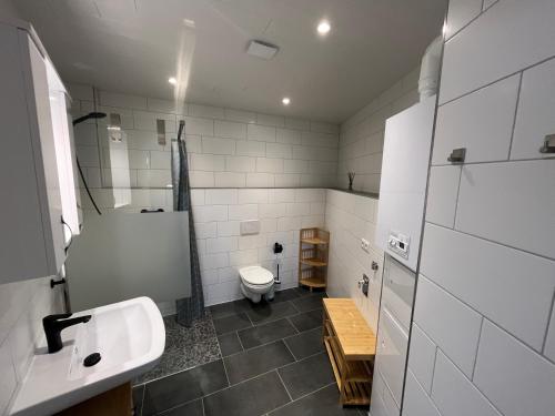 une salle de bain avec un lavabo et des toilettes dans l'établissement Al Backstuff, à Hambuch