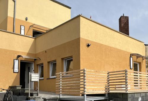 un bâtiment avec un banc en bois devant lui dans l'établissement Al Backstuff, à Hambuch