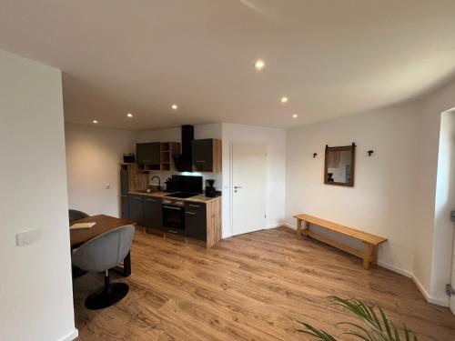 un salon avec une table et une cuisine dans l'établissement Al Backstuff, à Hambuch