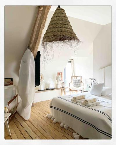 1 dormitorio con 1 cama grande y 1 dormitorio grande en Domaine de Ronsard, en Dame-Marie