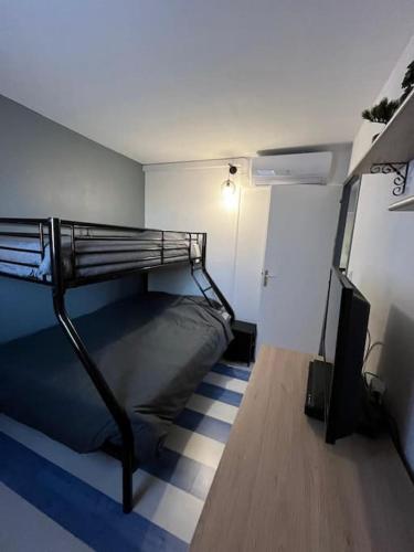 Ένα ή περισσότερα κρεβάτια σε δωμάτιο στο Maison au bord de l'etang