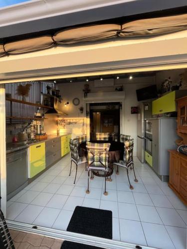 une cuisine avec une table et des chaises dans l'établissement Maison au bord de l'etang, au Barcarès