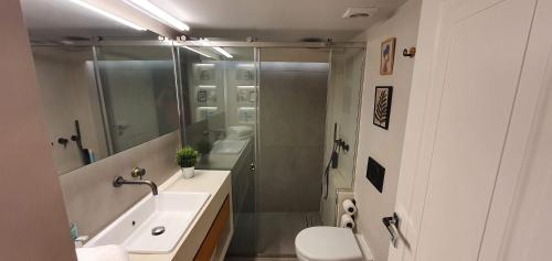 Heart of Faliro 2BR 5m Walk to Beach - Newly Renovated