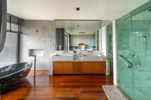 Ένα μπάνιο στο 拉威Eva8 三卧海边别墅 近拉威海鲜市场