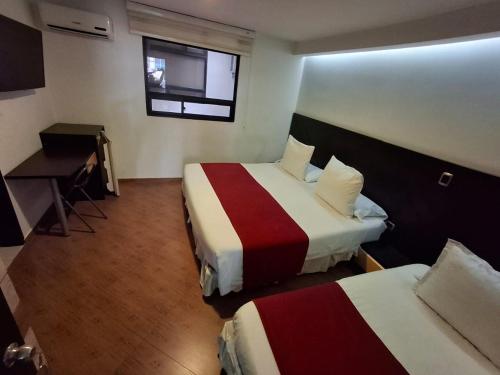 Postel nebo postele na pokoji v ubytování Hotel León Dorado