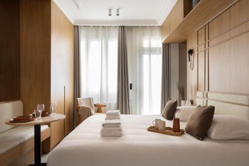 Giường trong phòng chung tại Love room avec Jacuzzi & Cinema-Gare Mont Parnasse