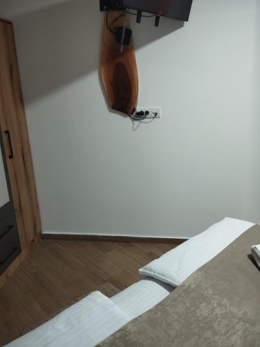 a white room with a bed and a mirror at Lela Kop in Kopaonik