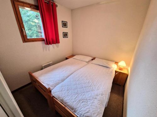 une petite chambre avec un lit et une fenêtre dans l'établissement Les Chalets D'arrondaz - Appartement 3 pièces 4/6 personnes 36 m² MAE-2921, à Modane