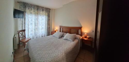 ソモにあるVilla Luisa Apartmentのベッドルーム1室(ランプ2つ、窓付)