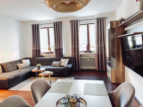 ein Wohnzimmer mit Sofa und Tisch in der Unterkunft Schiller-Quartier 15 in Bremerhaven