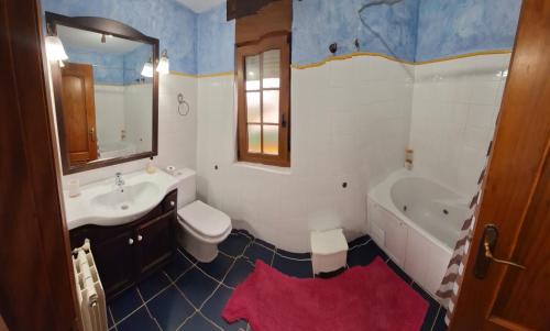 ソモにあるVilla Luisa Apartmentの洗面台、トイレ、浴槽を備えたバスルーム