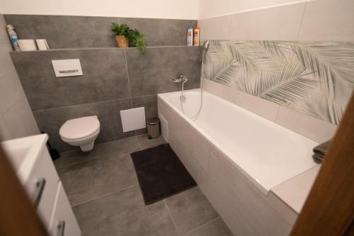 Bilik mandi di Mezonetovy apartmán 1 u rybníka