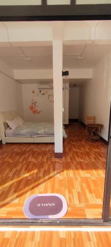 a room with a bed in the middle of a room at Chener guesthouse in Phumĭ Kaôh Rŏng