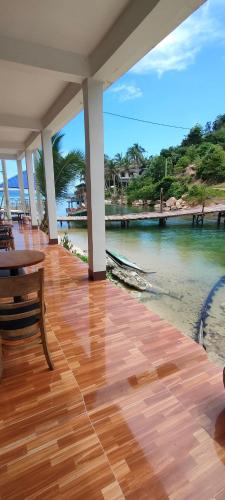 a wooden floor with a view of the water at Chener guesthouse in Phumĭ Kaôh Rŏng