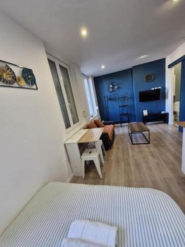 une chambre avec un lit et un salon dans l'établissement Appt Canada 4, à Valenciennes