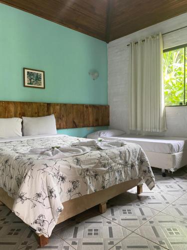 une chambre avec un grand lit et une fenêtre dans l'établissement Acalanto Inn, à Socorro