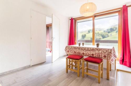 une salle à manger avec une table et une fenêtre dans l'établissement Résidence Lunik - APPARTEMENT 2 PIECES CABINES 6 PERS VUE PISTES MAE-9571, à Villarembert