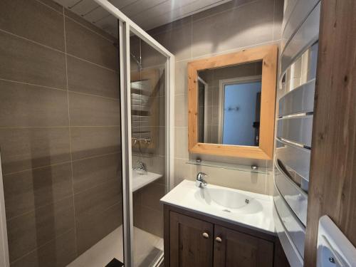 une salle de bain avec un lavabo et un miroir dans l'établissement Résidence Curling B Tour - Appartement dans le secteur du Val Claret MAE-2454, à Tignes