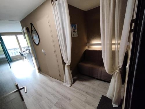 Cette chambre dispose de rideaux, d'un canapé et d'une fenêtre. dans l'établissement Résidence Le MÉale - Studio rénové 4 personnes aux Orres 1650 MAE-9341, aux Orres