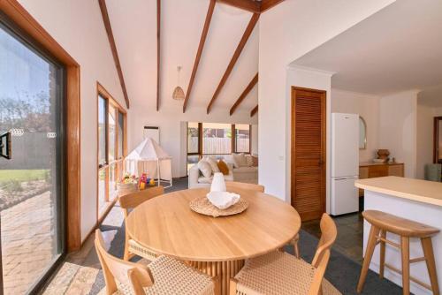 a kitchen and dining room with a table and chairs at White Beach Nest walk to the beach in Torquay