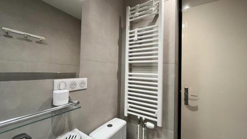 Elle comprend une petite salle de bains pourvue de toilettes et d'une fenêtre. dans l'établissement Résidence Le Mustag - Résidence LE MUSTAG N°R4 MAE-1431, à La Plagne Tarentaise