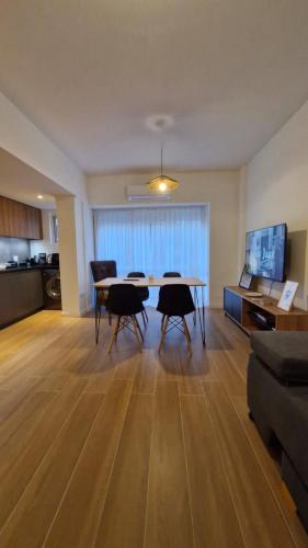 a living room with a dining room table and chairs at Moderno y funcional in Mar del Plata