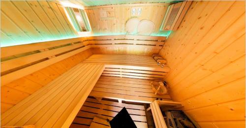 an overhead view of the inside of a sauna at UROCZYSKO POD LASEM in Nickelswalde
