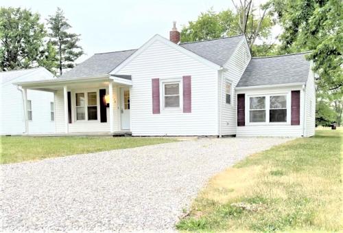 una casa blanca con una entrada delante de ella en Walnut - Family Neighborhood, Pet Friendly, en Paulding