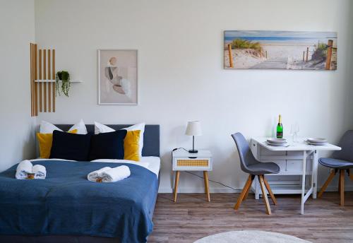 a bedroom with a bed with two stuffed animals on it at Fewostaeps- charmanter, moderner Juwel in Plauen