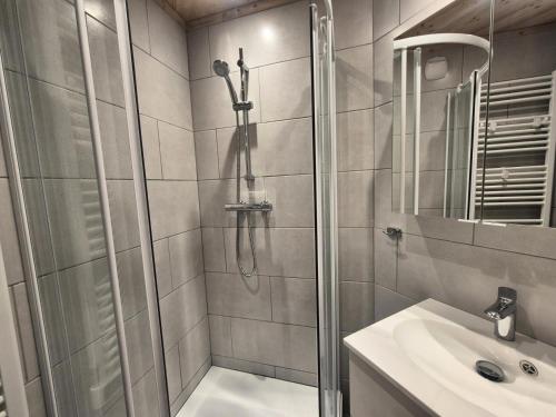 une salle de bain avec douche et lavabo dans l'établissement Résidence Curling B Tour - Studio rénové · Pieds des pistes · Balcon MAE-8151, à Tignes