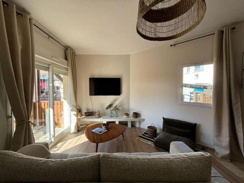 TV a/nebo společenská místnost v ubytování Appartement 3 Pièces, spacieux en plein centre