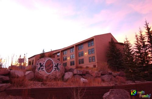 a building with a sign in front of it at Royal Queen Suite Pool-Spa Ski-in out Gym, Sauna, Laundry, BBQ in Brian Head