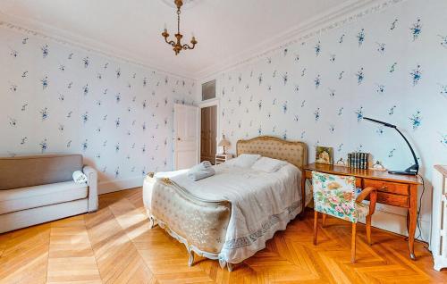 a bedroom with a bed and a dresser and a desk at Gîte Manoir du moulin près du zoo de Beauval et les châteaux de la Loire in Chabris