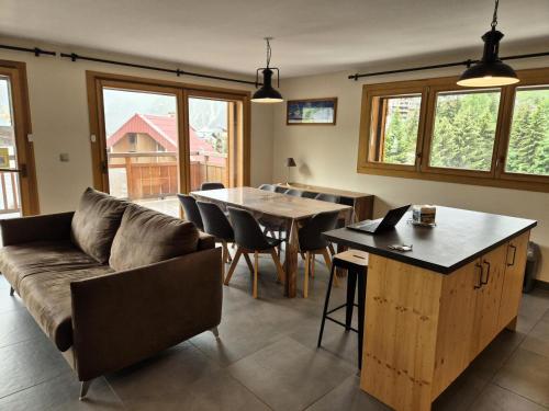 un salon avec un canapé et une table dans l'établissement La Residence - Appartement La Résidence MAE-9441, à Vénosc